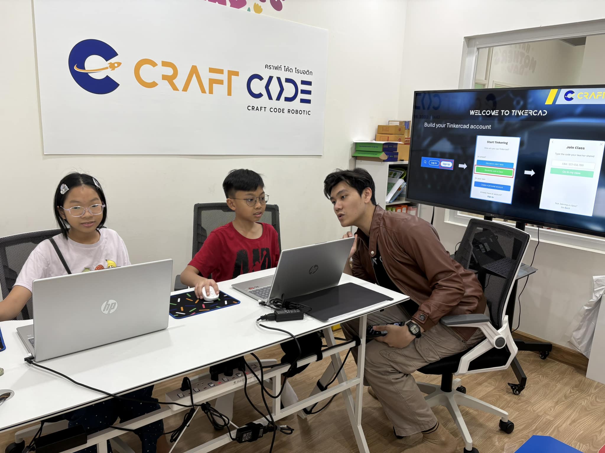 ครู Craft Code ดูแลนักเรียนในคลาส Coding